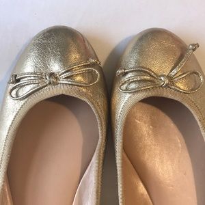 Gold Banana Republic girls slip on flats ballerina slippers with bow. Size 6.5 B
